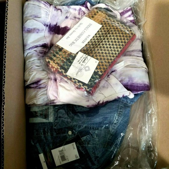 Lot 26 All New Clothing & Accessories Retail $566 - Picture 1 of 2